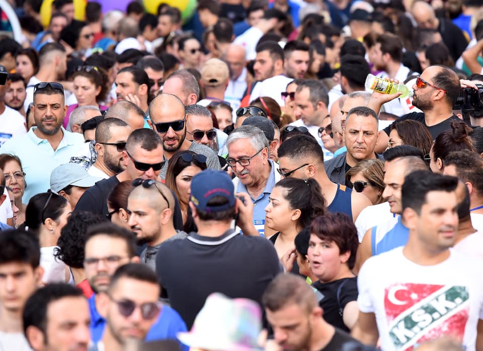 Akinci crowd